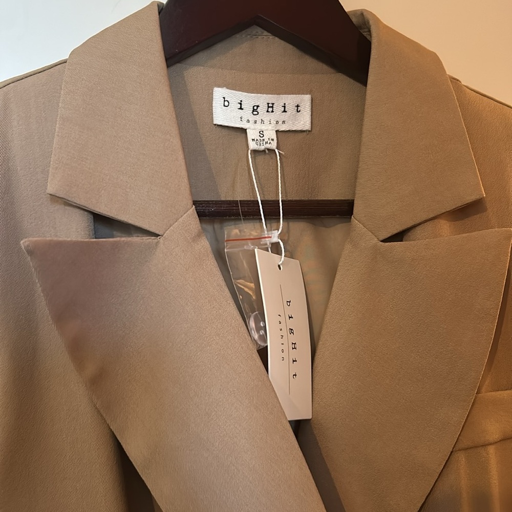 NWT size Small - Big hit fashion size small notch, lapel, flaired leg jumpsuit - Picture 6 of 8
